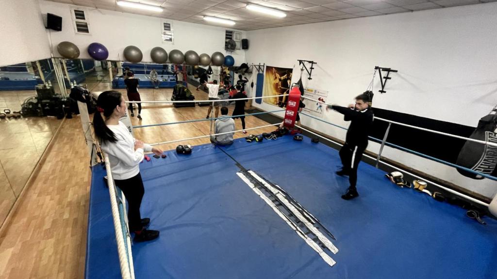 Varios chicos entrenando en el Saudade, con Gemma sobre el ring.