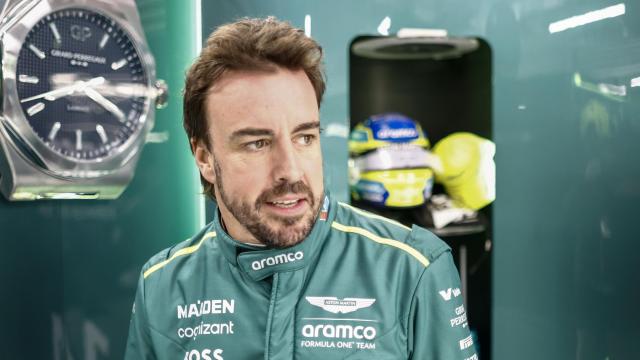 Fernando Alonso en el garaje de Aston Martin