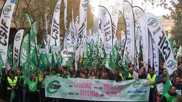 Avanzadilla de la manifestación contra la desaparición de MUFACE este sábado en Madrid, que según sus organizadores ha congregado a 35.000 personas.