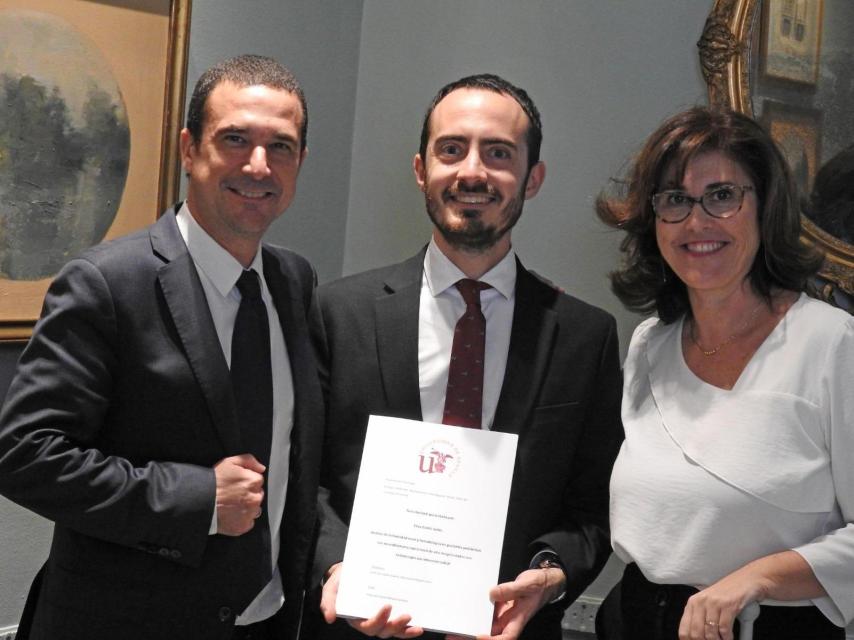 Elías Gomis posa junto a a Jose Luis López Guerra (jefe de servicio de Oncología radioterápica del Hospital Universitario Virgen del Rocío) y la Dra. Patricia Cabrera Roldán (médico de oncología radioterápica del mismo hospital