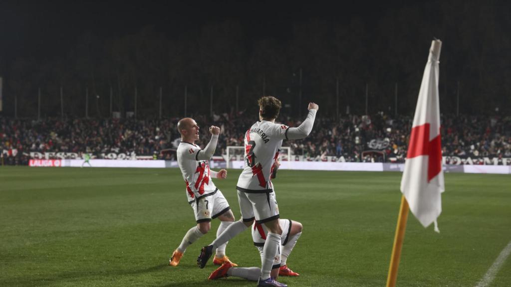 Isi Palazón y sus compañeros celebran con el Rayo Vallecano