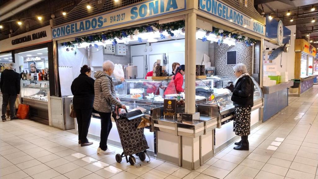 Congelados Sonia, el único superviviente de su sector en el Mercado Central de Alicante.