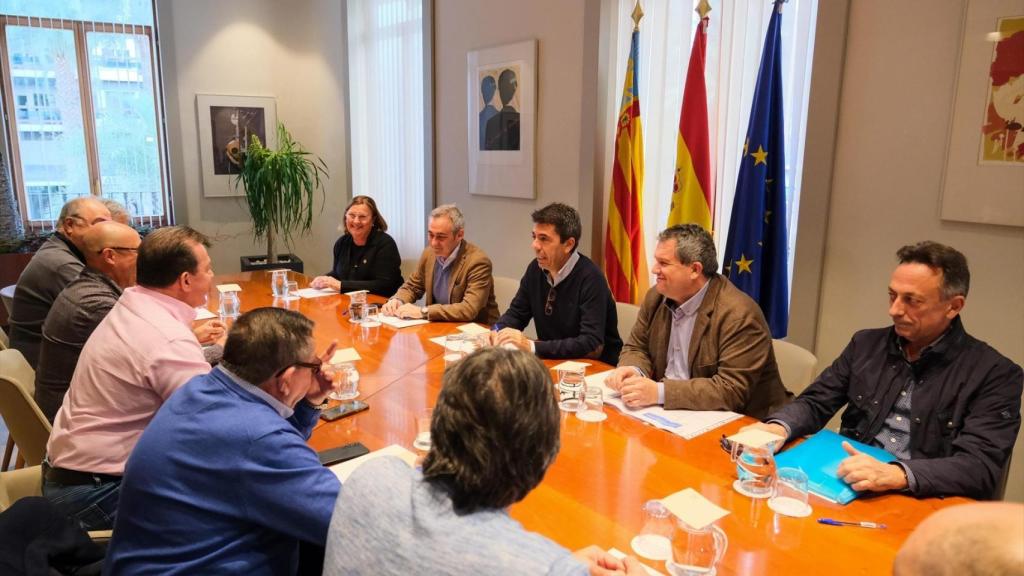 Carlos Mazón, durante su reunión con el sector pesquero. EE