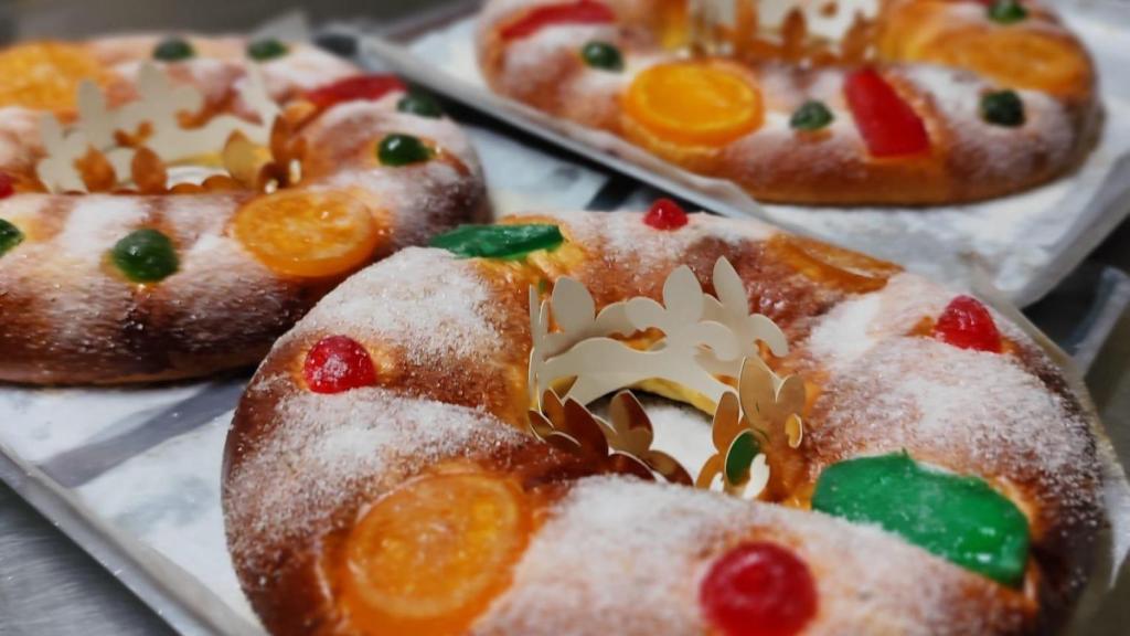 Los primeros roscones de Reyes en la premiada panadería Castell de Alicante.