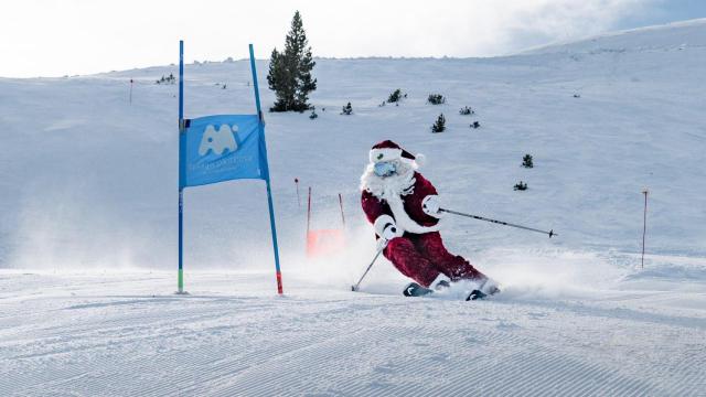 Papá Noel esquiando en las pistas de Formigal Panticosa en una foto de archivo.