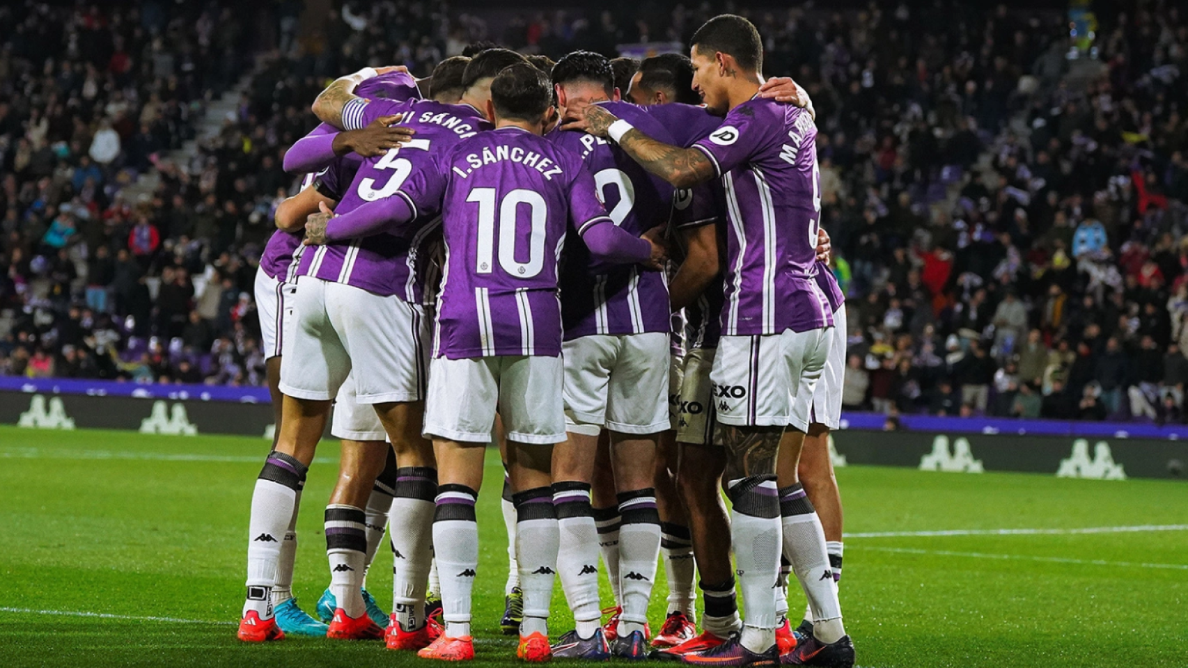 Los jugadores del Real Valladolid celebran la victoria contra el Valencia CF, este viernes