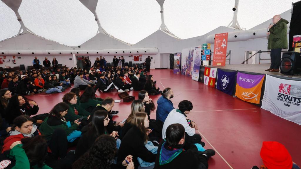 El alcalde de Valladolid, Jesús Julio Carnero, dando la bienvenida al Encuentro Ruta Nacional Movimiento Scout Católico Valladolid, ‘Luz de la Paz de Belén’