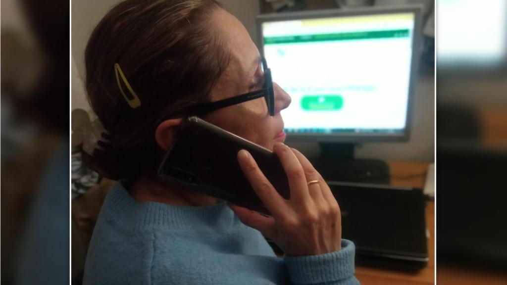 Una mujer atendiendo el teléfono de la esperanza en Valladolid