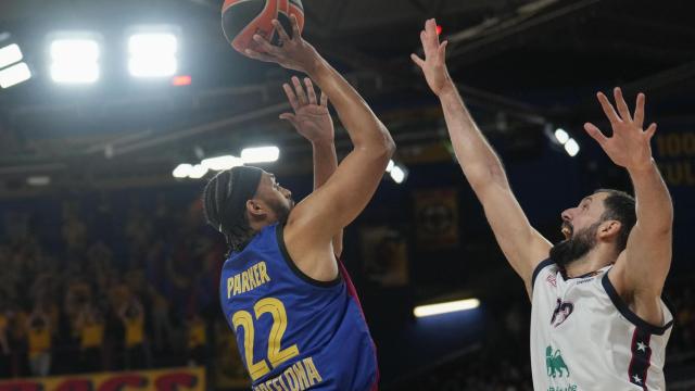 Jabari Parker lanza a canasta ante la presión de Nikola Mirotic.