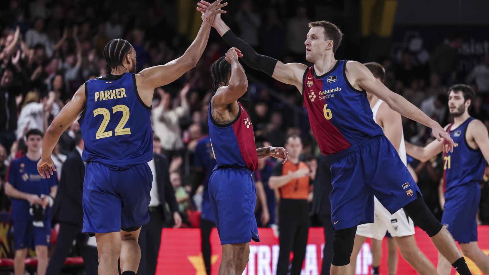 Jugadores del Barça de basket celebran juntos