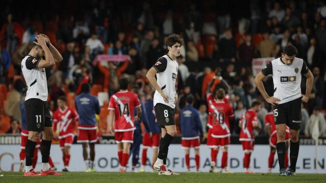 Los jugadores del Valencia lamentan la última derrota en Mestalla ante el Rayo Vallecano.