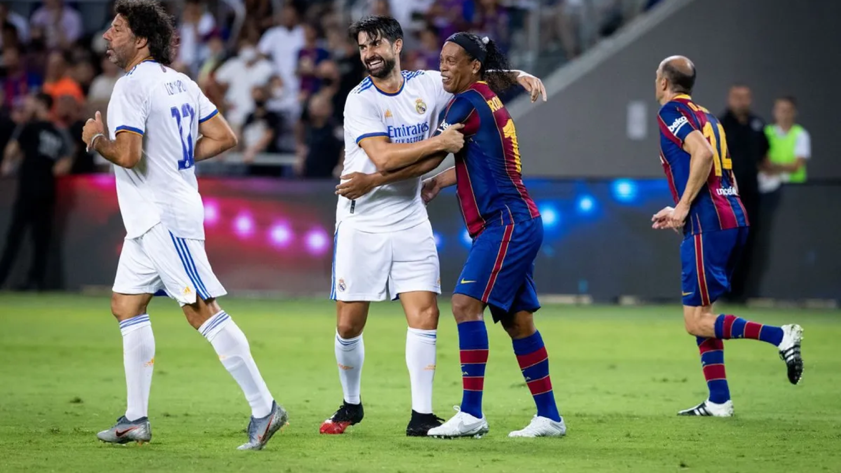 Rubén de la Red y Ronaldinho se abrazan en uno de los Clásicos de leyendas.