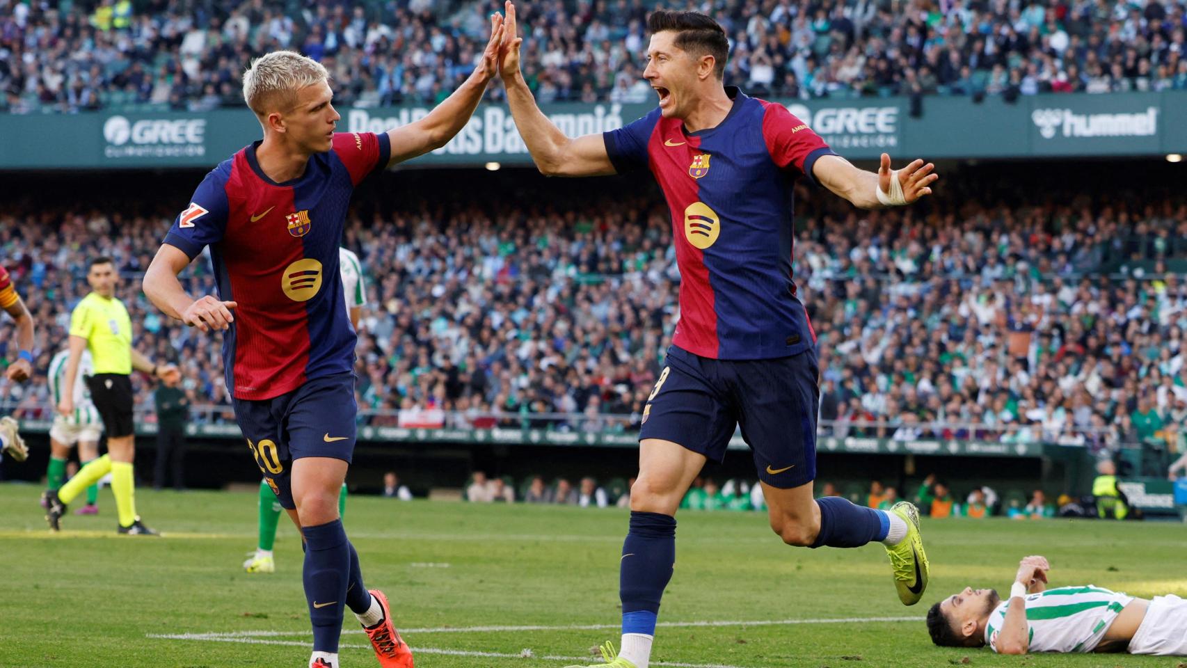 Lewandowski celebra con Dani Olmo el primer gol del partido ante el Betis.