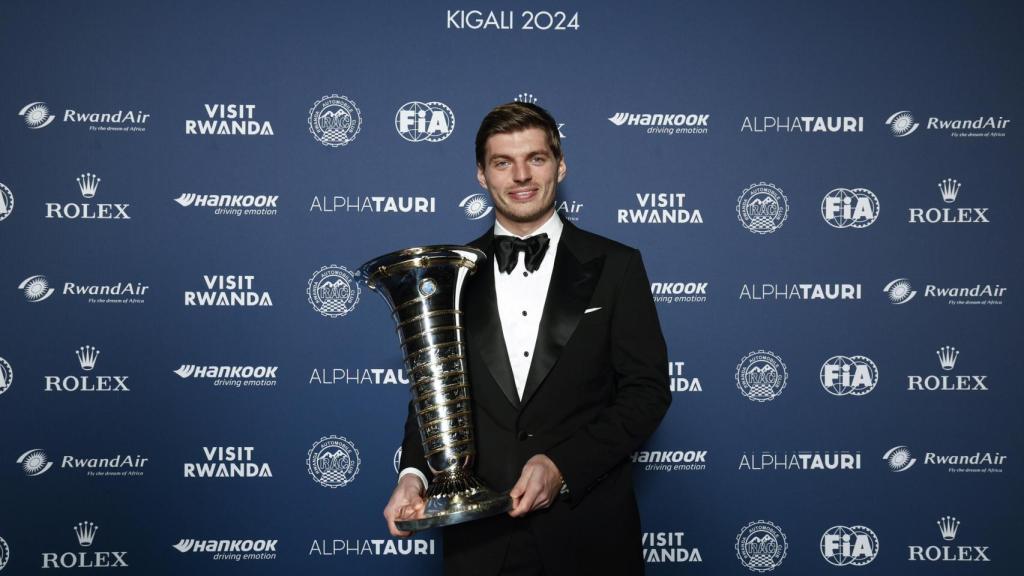 Max Verstappen recibe el trofeo del Campeonato Mundial de Pilotos en la gala de la FIA.