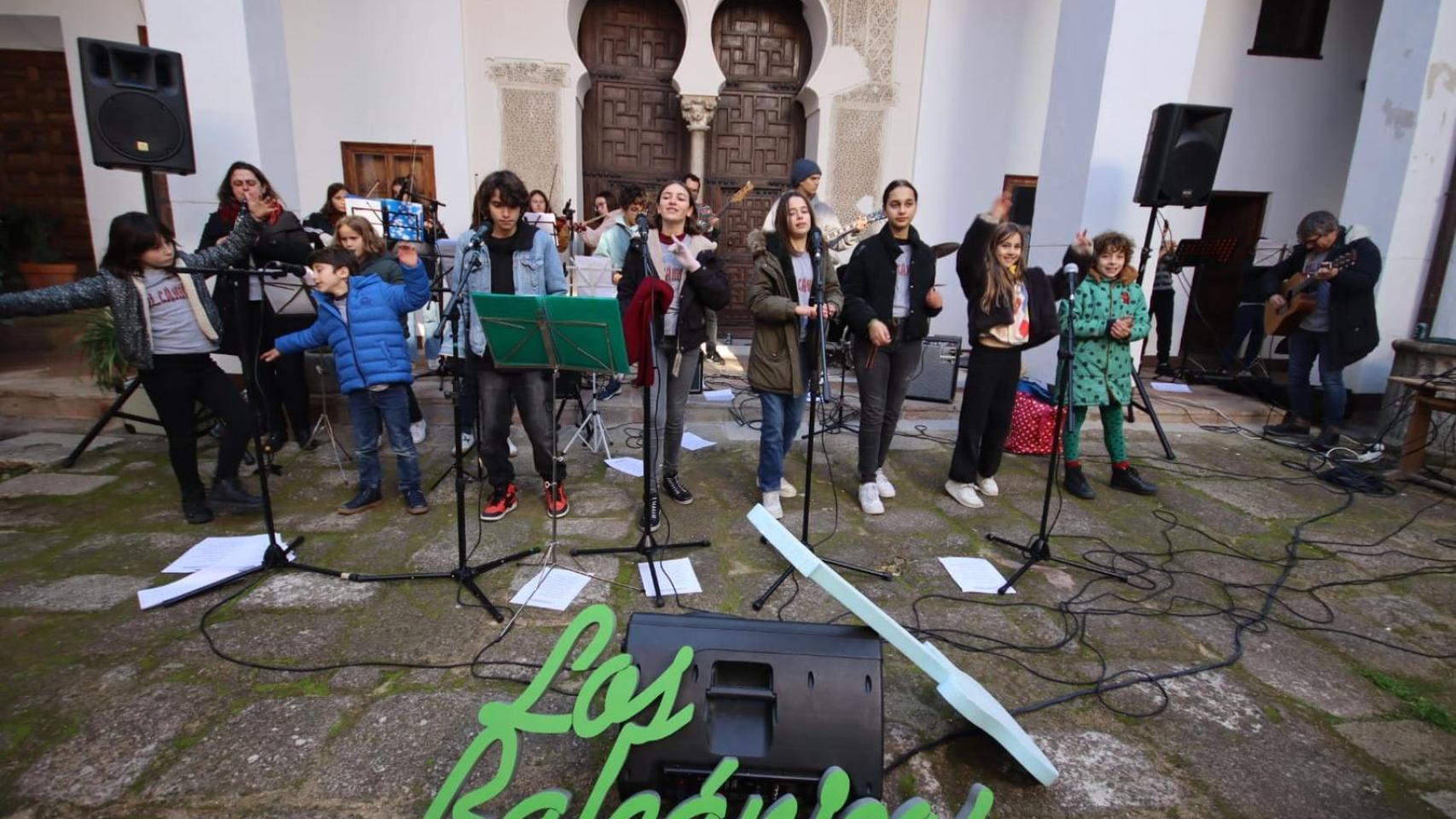 Las melodías de la big band juvenil 'Los Balcánicos' rompen el silencio del Convento de Santa Clara en Toledo