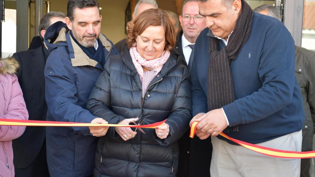 Conchi Cedillo llevando a cabo el corte de cinta.