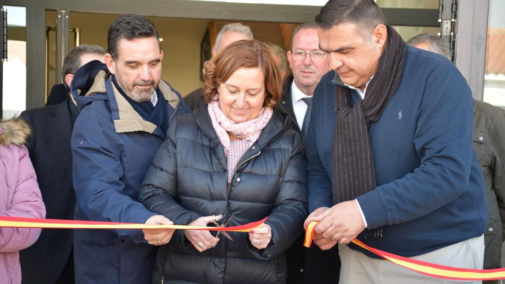 Conchi Cedillo llevando a cabo el corte de cinta.