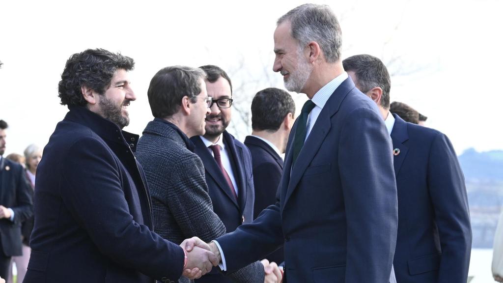 El presidente de la Región de Murcia, Fernando López Miras, este viernes, saludando al Rey Felipe VI en la Conferencia de Presidentes, celebrada en Cantabria.