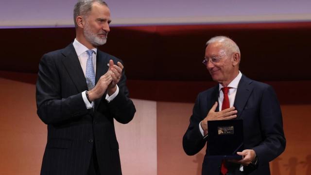 El Rey Felipe VI e Isak Andic, fundador de Mango, durante el homenaje a su trayectoria empresarial. Fue una de sus últimas apariciones públicas.