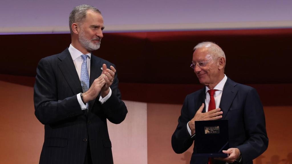 El Rey Felipe VI e Isak Andic, fundador de Mango, durante el homenaje a su trayectoria empresarial. Fue una de sus últimas apariciones públicas.