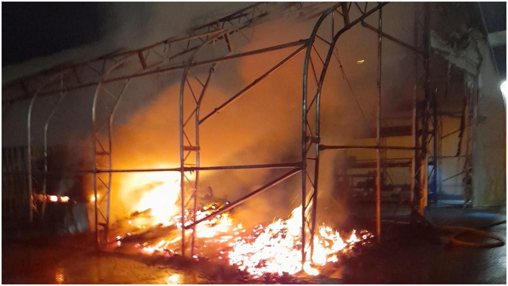 Imagen del incendio en la carpa de A Pobra