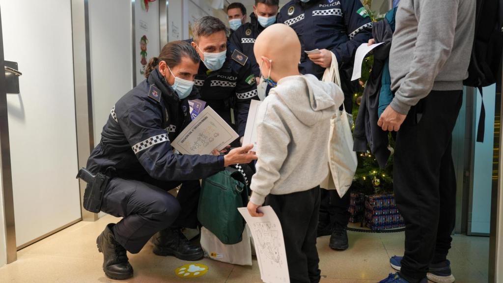 Los agentes comparten un momento con uno de los niños ingresados en el Hospital Virgen del Rocío