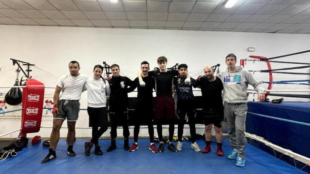 De izq a derecha : David, Gemma Amoedo, Jorge Alonso (actual campeón Neo pro peso pluma), Marcos Canales, José Estévez , Nash Porrua y los entrenadores: Edu Costas y Manu Castro.