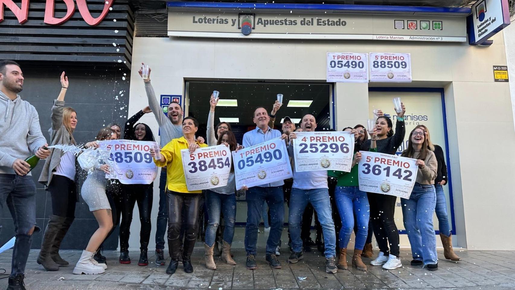 Celebración de Rafa en la Administración 3 de Manises tras repartir cinco grandes premios de la Lotería Nacional en 2022. EE