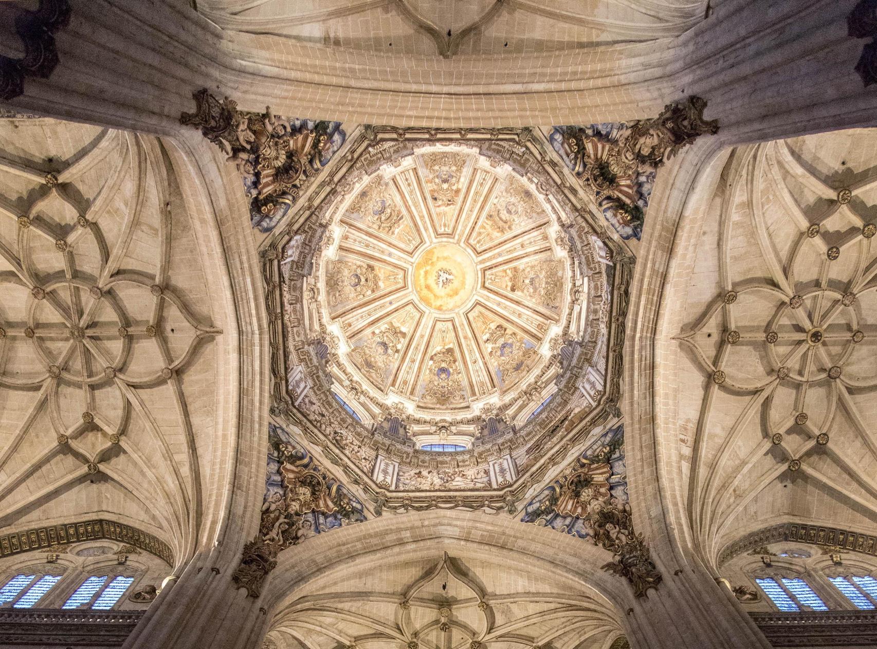 Iluminación ornamental interior de la Catedral Nueva de Salamanca