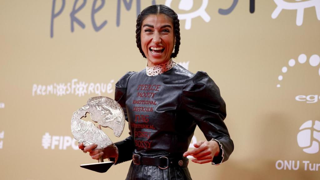 Carolina Yuste, con el premio a la mejor actriz por 'La infiltrada'. Foto: EFE/Daniel González