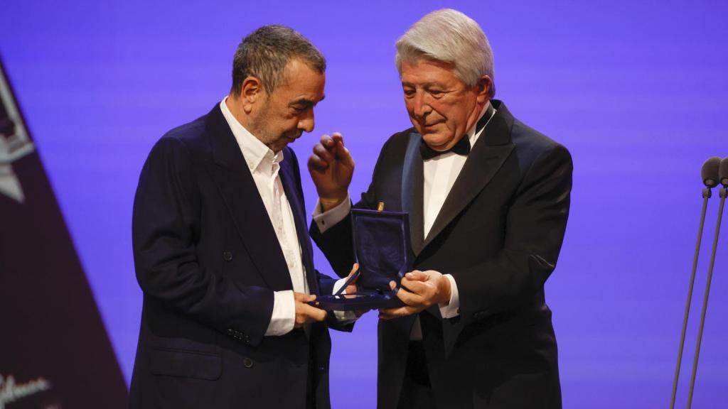 Enrique Cerezo entregando la Medalla de Oro a Garci. Foto: EFE/Zipi Aragón