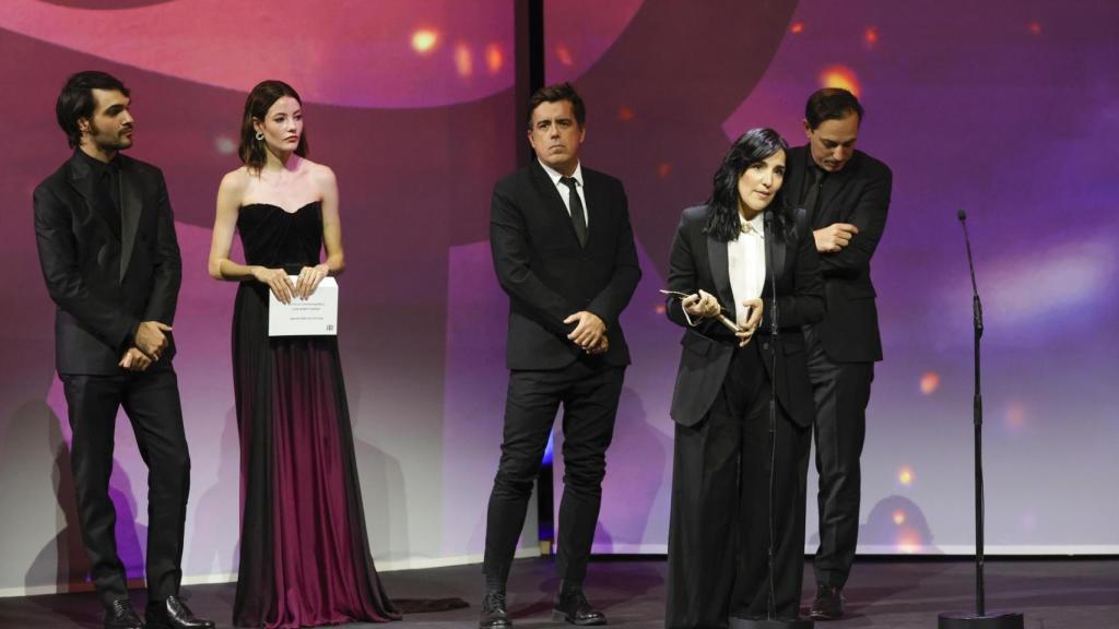 Alauda Ruiz de Azúa recoge el premio a la mejor serie. Foto: EFE/Zipi Aragón.