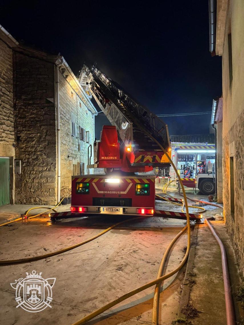 Los Bomberos de Burgos trabajando para evacuar a la persona en Hurones