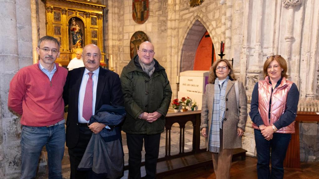 El alcalde de Valladolid, Jesús Julio Carnero, con la familia de José Luis Gago en la iglesia de San Pablo de la capital vallisoletana, este domingo