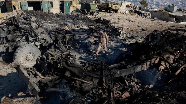 Daños en un sitio militar, a raíz de un ataque israelí según el Observatorio Sirio de Derechos Humanos.