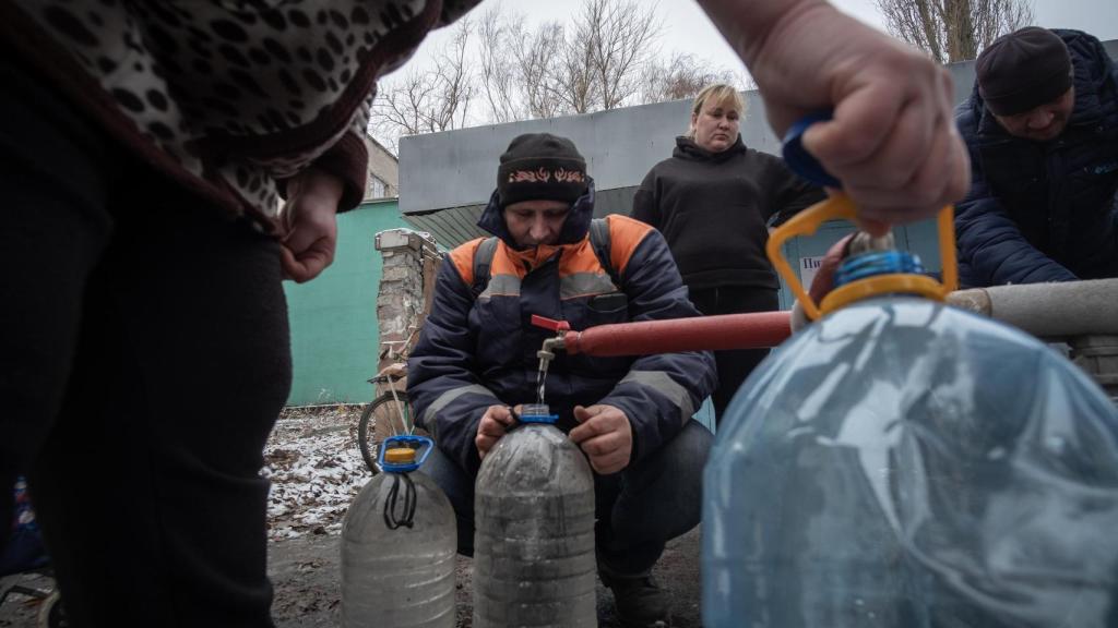 Residentes civiles de Pokrovsk acuden a recoger agua potable a uno de los puntos de distribución que han instalado las autoridades de la ciudad