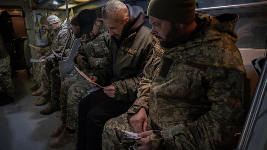 Soldados ucranianos, heridos en el frente de combate de Donetsk, son evacuados por el batallón médico Hospitalliers a un hospital de Dnipro