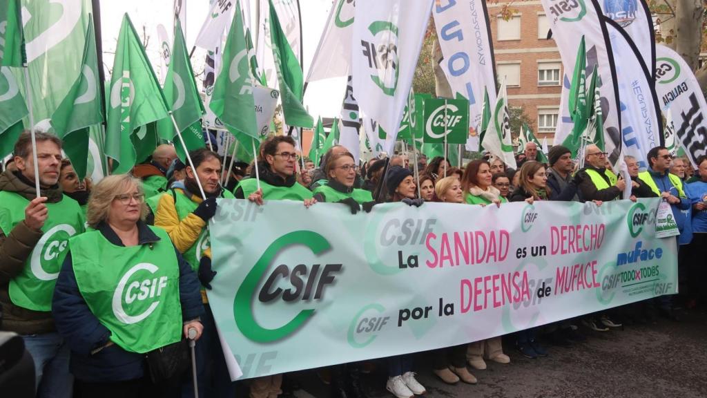 La avanzadilla en la manifestación del pasado sábado sostiene un cartel en el que pide que Muface no desaparezca.