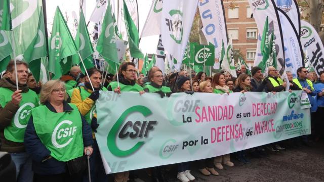 Manifestación en la que los funcionarios piden que Muface no desaparezca.