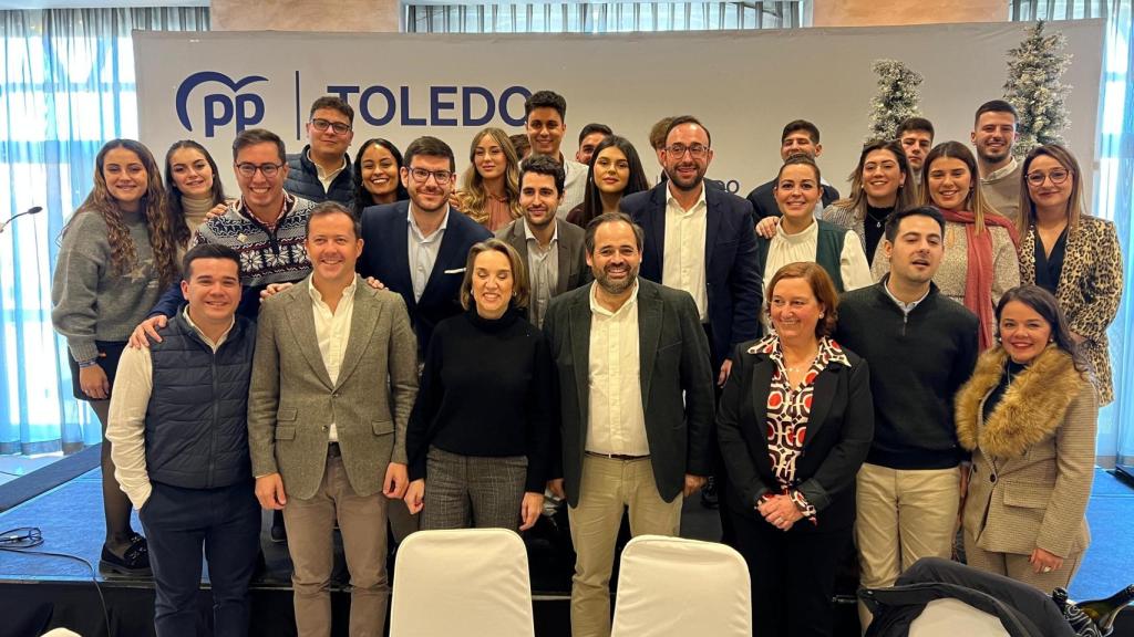 Foto de familia durante la comida de Navidad del PP de Toledo.