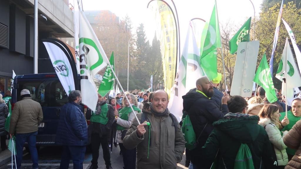 Jesús González portaba un banderín del sindicato mayoritario de funcionarios en la manifestación del pasado sábado en Madrid.