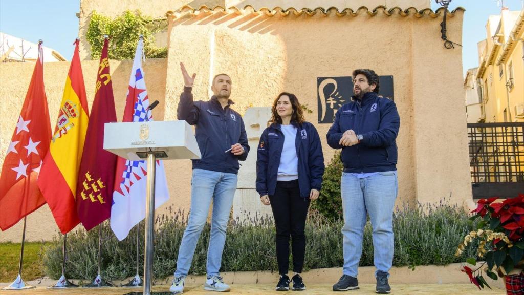 isabel Díaz Ayuso este domingo en Caravaca de la Cruz (Murcia), junto al alcalde José Francisco García y el presidente de la Región, Fernando López Miras.