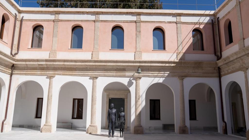 Patio del MUREC con las esculturas de los reyes Felipe VI y Doña Letizia realizadas por Antonio López y Andrés García Ibáñez. Foto: MUREC