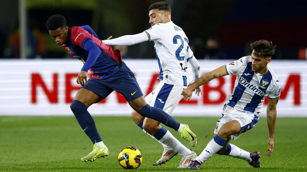 Balde trata de llevarse el balón ante la presión de Munir.