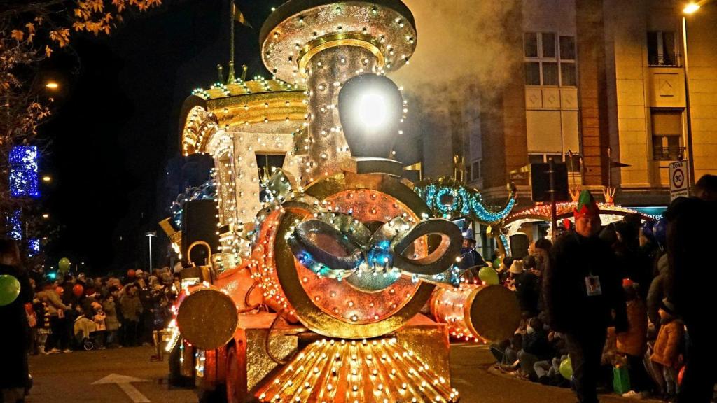 Una de las carrozas llenado de luz las calles de Palencia