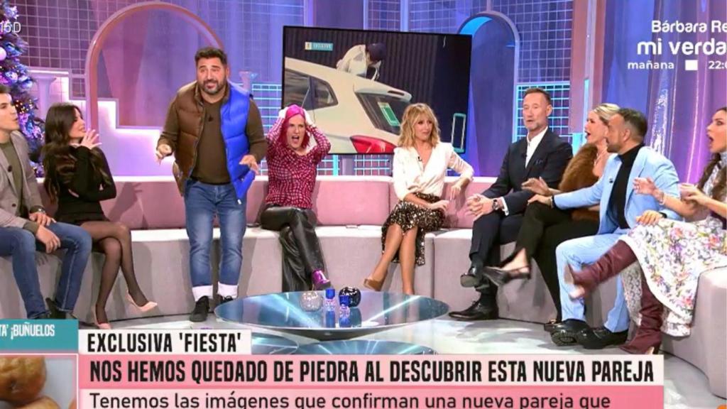 Colaboradores del programa reaccionando a la exclusiva.