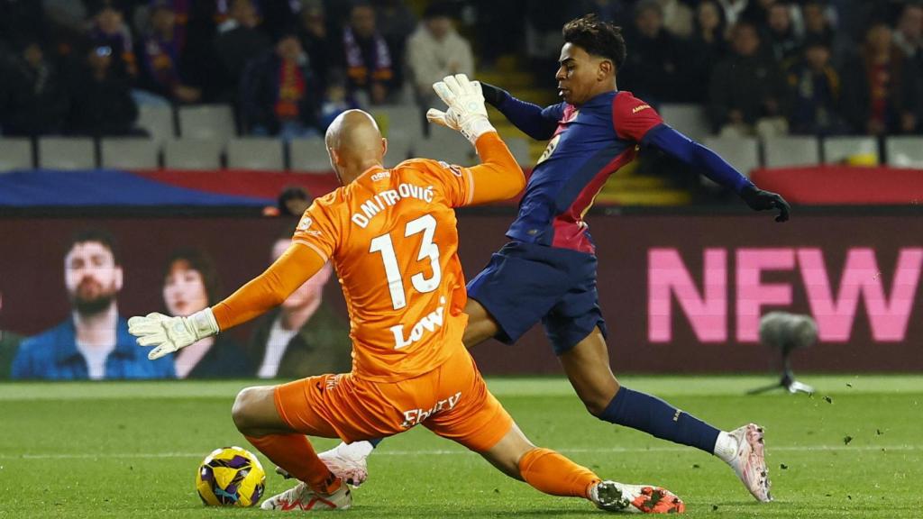 Lamine Yamal trata de llegar al balón antes que Dmitrovic en el partido.