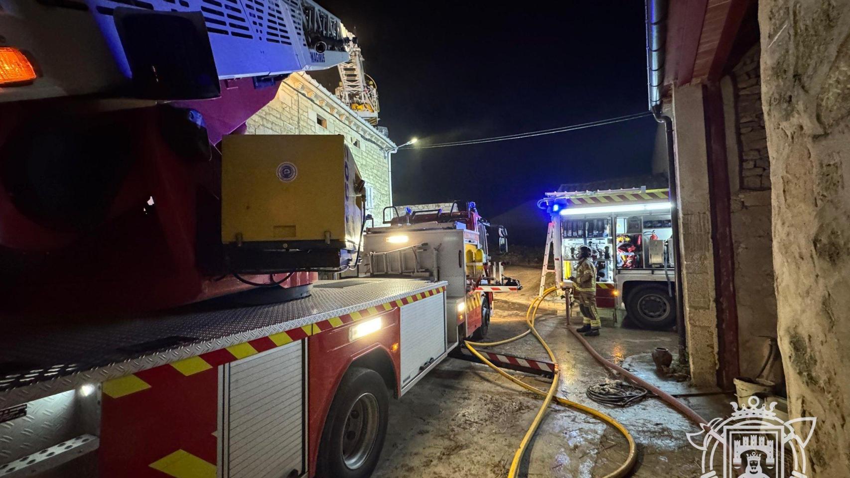 Los Bomberos de Burgos trabajando para sofocar el incendio y rescatar a la persona con movilidad reducida en el municipio burgalés de Hurones, en la madrugada del pasado jueves