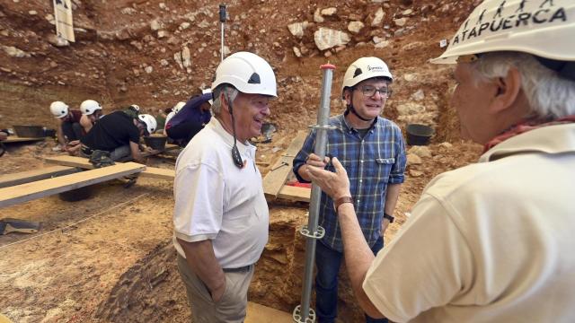 El consejero de Cultura, Gonzalo Santonja, durante una visita al yacimiento de Atapuerca