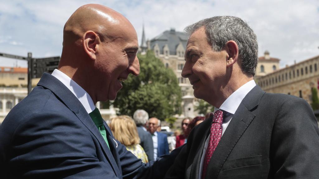 El expresidente del gobierno José Luis Rodríguez Zapatero junto al alcalde de León, José Antonio Diez, en imagen de archivo